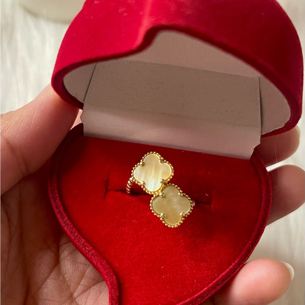 New Real 18k Saudi Solid Gold with Cream Mother of Pearl Clover Ring size 6